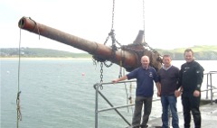 The seven-ton, seven-metre Laurentic gun is taken ashore at Downings pier.