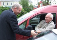 Martin McGuinness chats to Carn taxi driver Pat Bradley.
